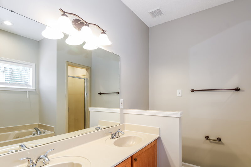 1,750/Mo, 205 Village Dr Oakland, TN 38060 Bathroom View