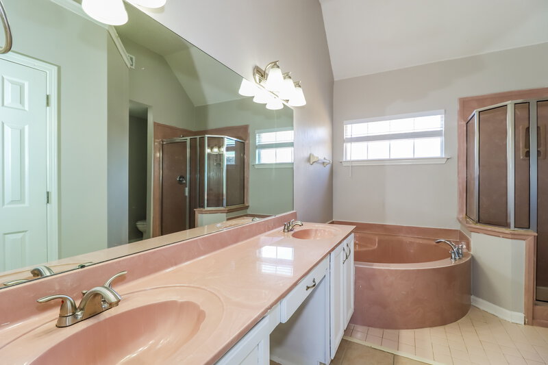 1,675/Mo, 25 Oakleaf Cv Oakland, TN 38060 Main Bathroom View