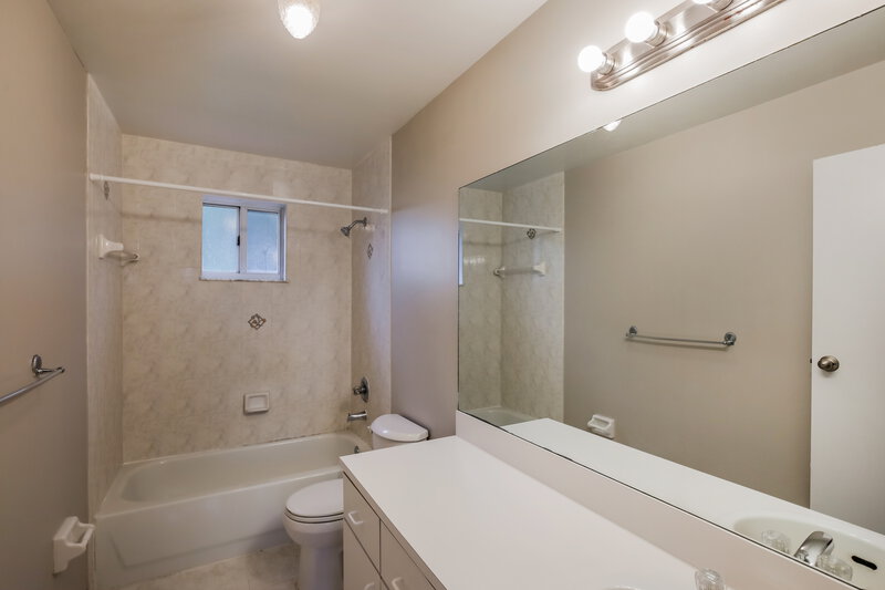 2,660/Mo, 17938 SW 154th Ct Miami, FL 33187 Main Bathroom View