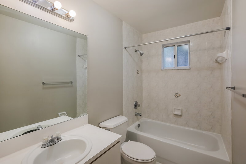 2,660/Mo, 17938 SW 154th Ct Miami, FL 33187 Bathroom View