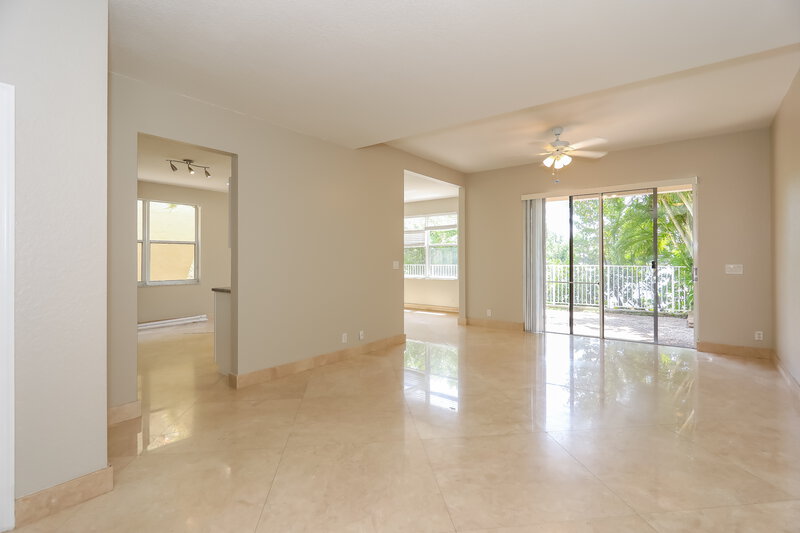 3,375/Mo, 1021 N 12th Ter Hollywood, FL 33019 Living Room View
