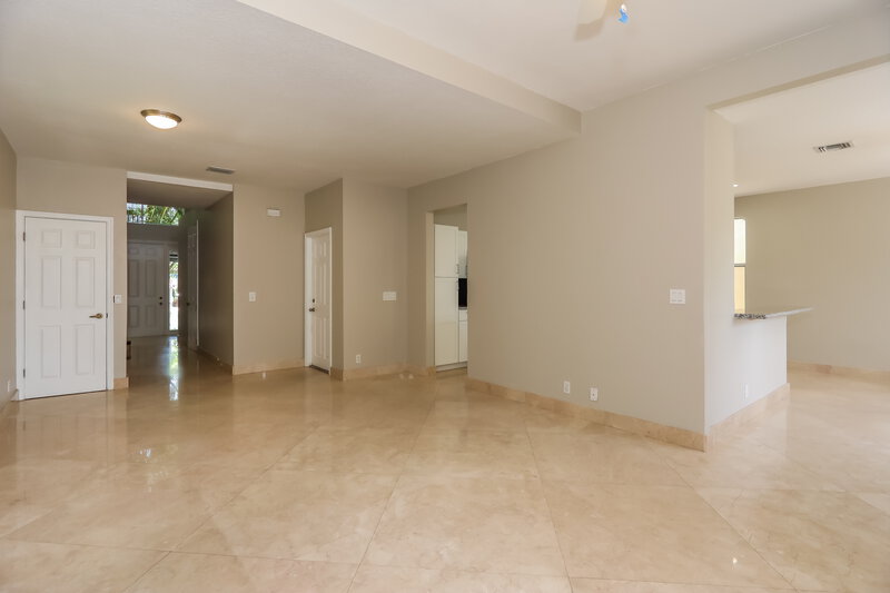 3,375/Mo, 1021 N 12th Ter Hollywood, FL 33019 Living Room View 2