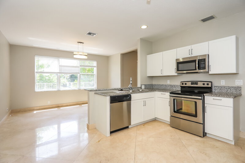 3,375/Mo, 1021 N 12th Ter Hollywood, FL 33019 Kitchen View