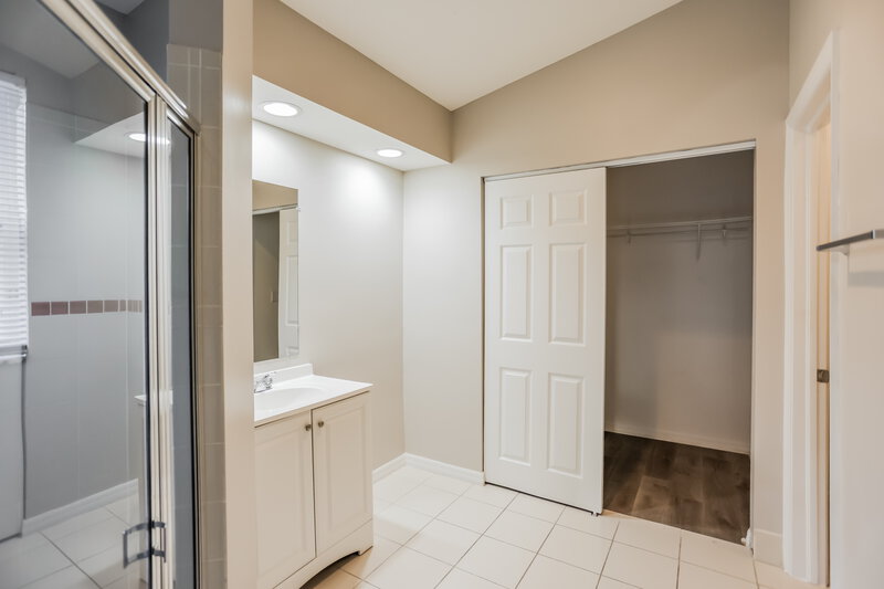 2,200/Mo, 1040 SE 20th Rd Homestead, FL 33035 Main Bathroom View