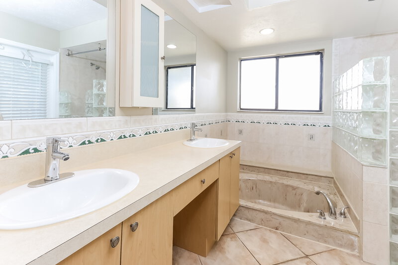 4,195/Mo, 18215 181st Cir S Boca Raton, FL 33498 Main Bathroom View