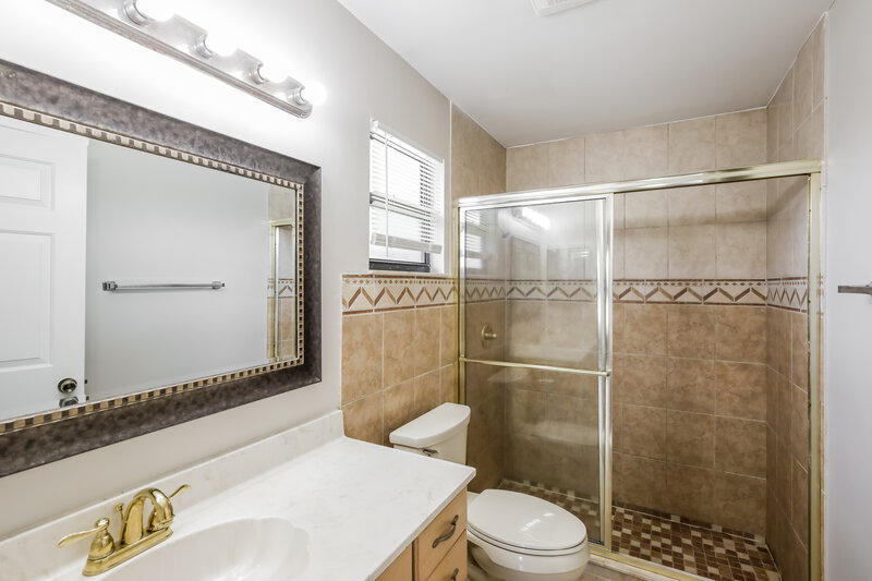 3,085/Mo, 254 Ponce de Leon St Royal Palm Beach, FL 33411 Main Bathroom View