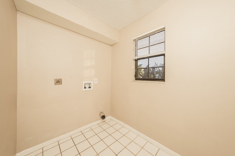 2,800/Mo, 1725 Shoreside Cir Wellington, FL 33414 Laundry Room View