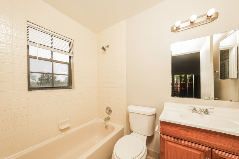 2,800/Mo, 1725 Shoreside Cir Wellington, FL 33414 Bathroom View 2