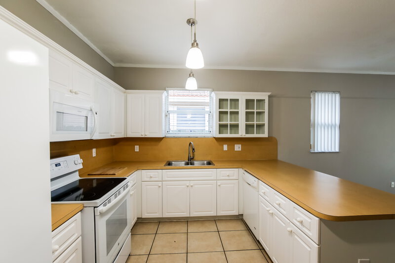3,665/Mo, 5401 SW 132nd Ter Miramar, FL 33027 Kitchen View