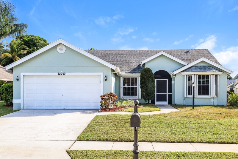 2,750/Mo, 12910 Upper Cove Dr Wellington, FL 33414 External View