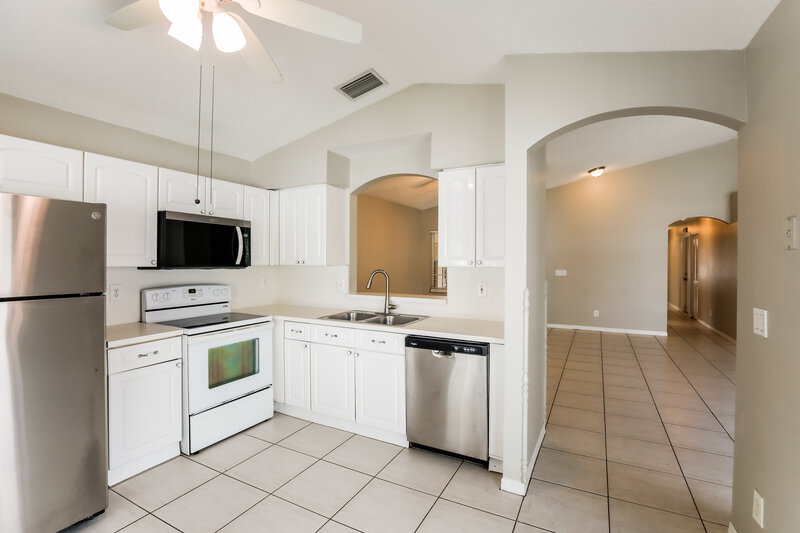 0/Mo, 7273 Burgess Dr Lake Worth, FL 33467 Kitchen View 2