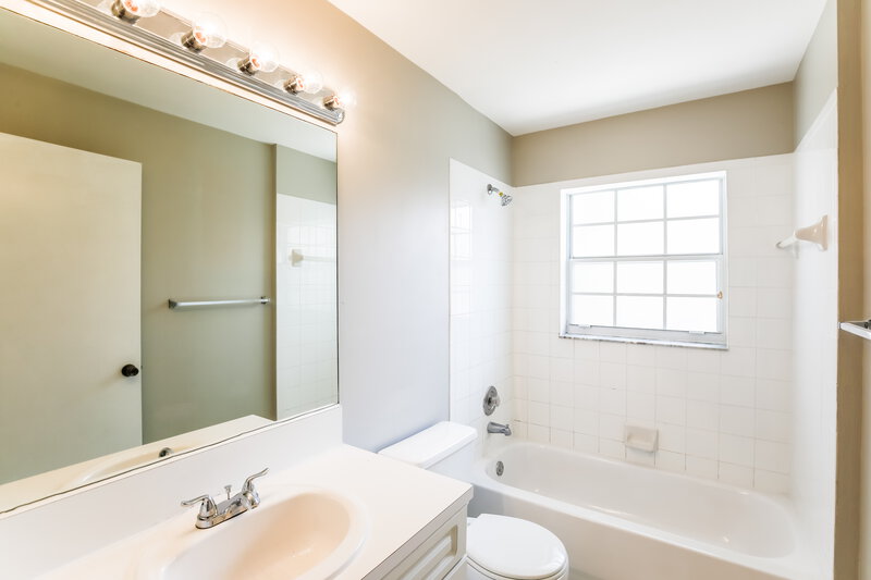 0/Mo, 7273 Burgess Dr Lake Worth, FL 33467 Main Bathroom View