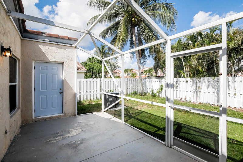 0/Mo, 7273 Burgess Dr Lake Worth, FL 33467 Rear View