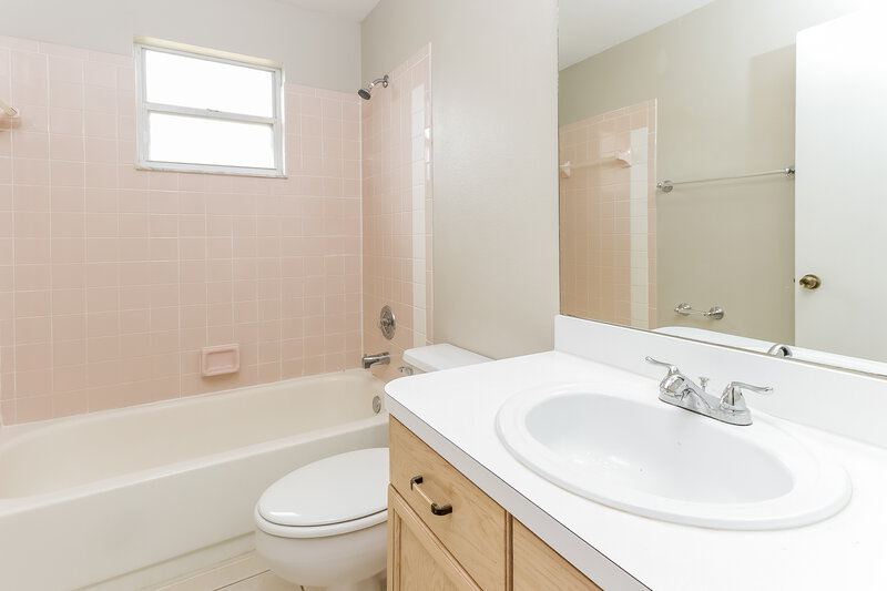3,300/Mo, 12996 Meadowbreeze Dr Wellington, FL 33414 Bathroom View