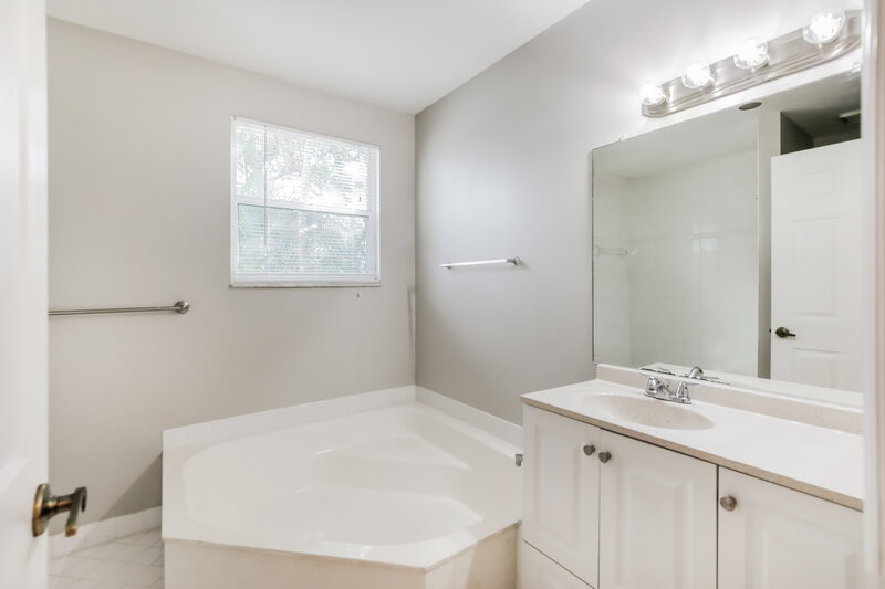 3,560/Mo, 5422 NW 42nd Way Coconut Creek, FL 33073 Main Bathroom View 2