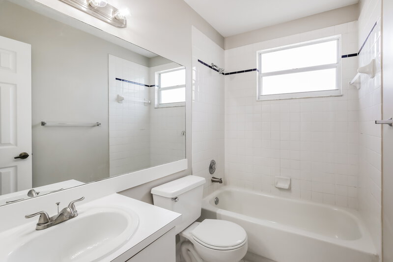 3,560/Mo, 5422 NW 42nd Way Coconut Creek, FL 33073 Bathroom View