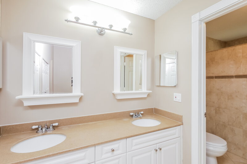 2,915/Mo, 575 NW 38th Ave Deerfield Beach, FL 33442 Main Bathroom View