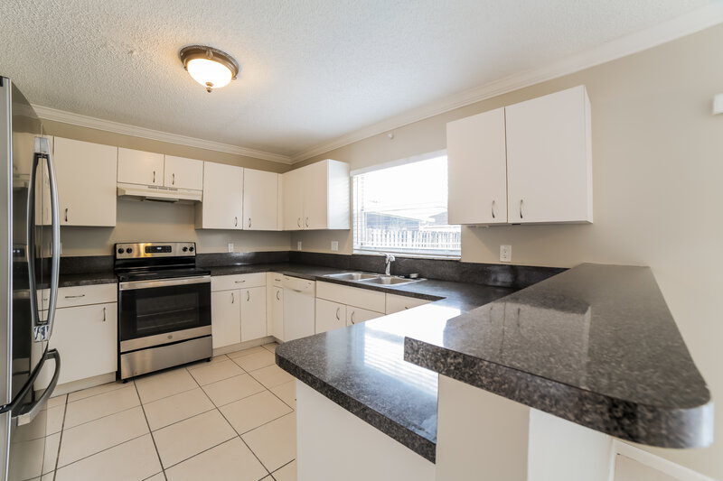3,350/Mo, 8780 SW 214th Ter Cutler Bay, FL 33189 Kitchen View
