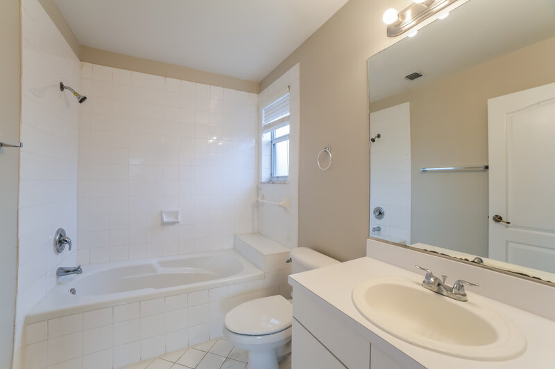 3,350/Mo, 8780 SW 214th Ter Cutler Bay, FL 33189 Main Bathroom View