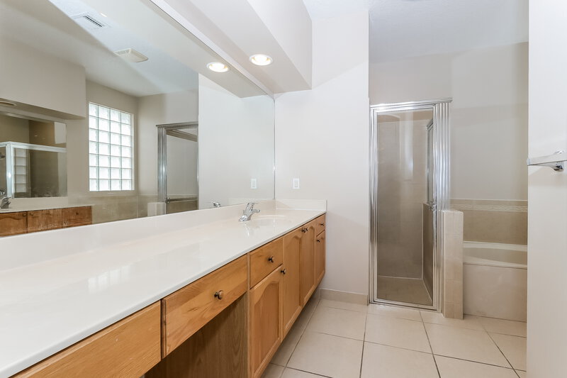 3,930/Mo, 4312 N Magnolia Cir Delray Beach, FL 33445 Main Bathroom View
