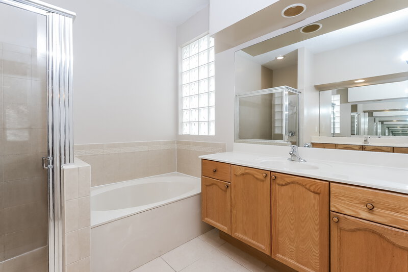 3,930/Mo, 4312 N Magnolia Cir Delray Beach, FL 33445 Main Bathroom View 2