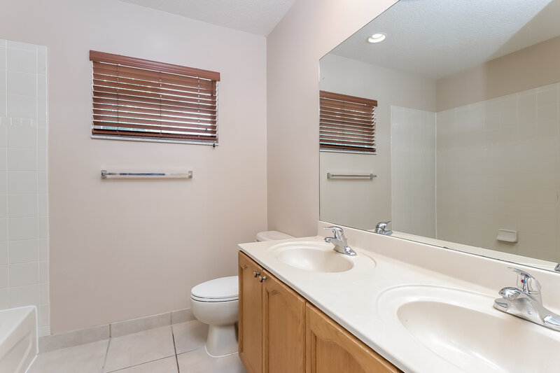 3,930/Mo, 4312 N Magnolia Cir Delray Beach, FL 33445 Bathroom View