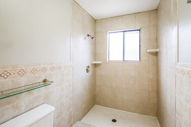 3,000/Mo, 563 NW 38th Ave Deerfield Beach, FL 33442 Main Bathroom View