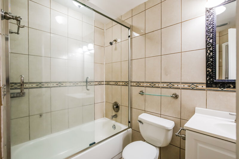 3,000/Mo, 563 NW 38th Ave Deerfield Beach, FL 33442 Bathroom View