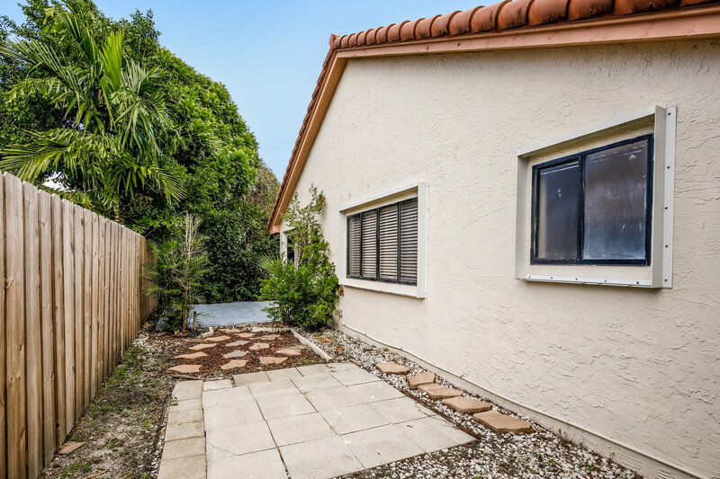3,000/Mo, 563 NW 38th Ave Deerfield Beach, FL 33442 Rear View