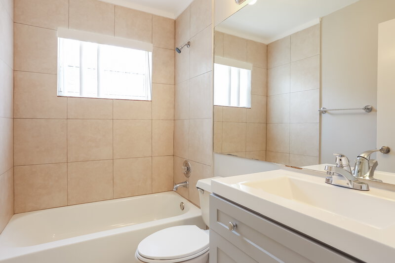 5,150/Mo, 11117 Lakeaire Cir Boca Raton, FL 33498 Bathroom View