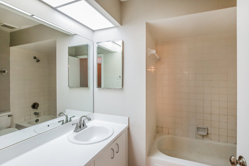 2,560/Mo, 4900 NW 56th St Coconut Creek, FL 33073 Main Bathroom View