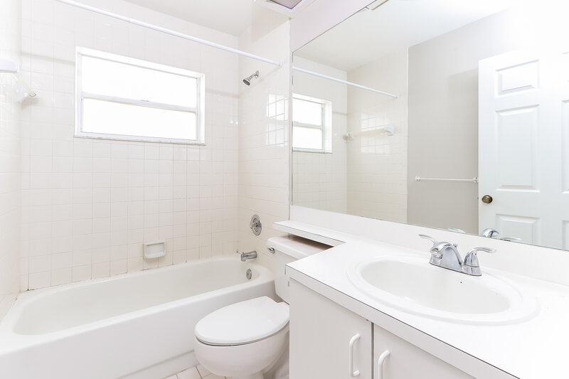 3,030/Mo, 7329 Heathley Dr Lake Worth, FL 33467 Bathroom View