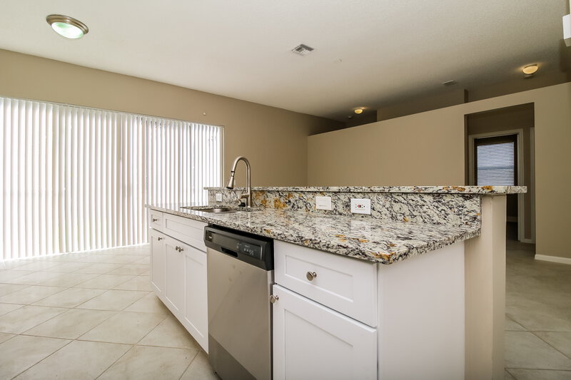 3,250/Mo, 7540 Ridgefield Ln Lake Worth, FL 33467 Kitchen View 2