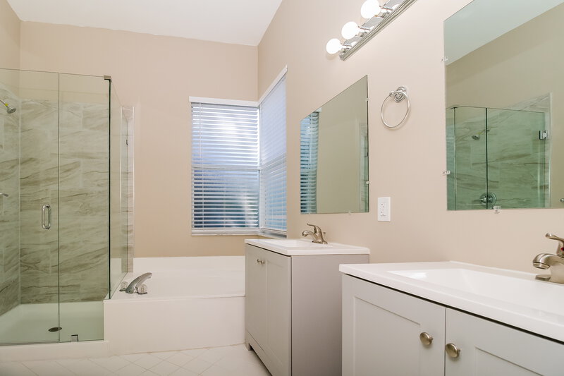 3,250/Mo, 7540 Ridgefield Ln Lake Worth, FL 33467 Main Bathroom View