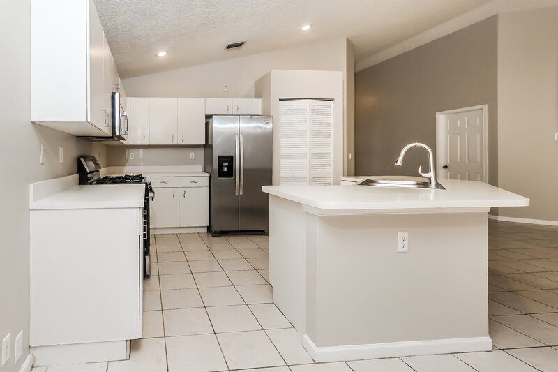 3,850/Mo, 1267 Olympic Cir Greenacres, FL 33413 Kitchen View