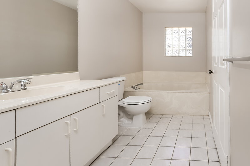 3,850/Mo, 1267 Olympic Cir Greenacres, FL 33413 Main Bathroom View