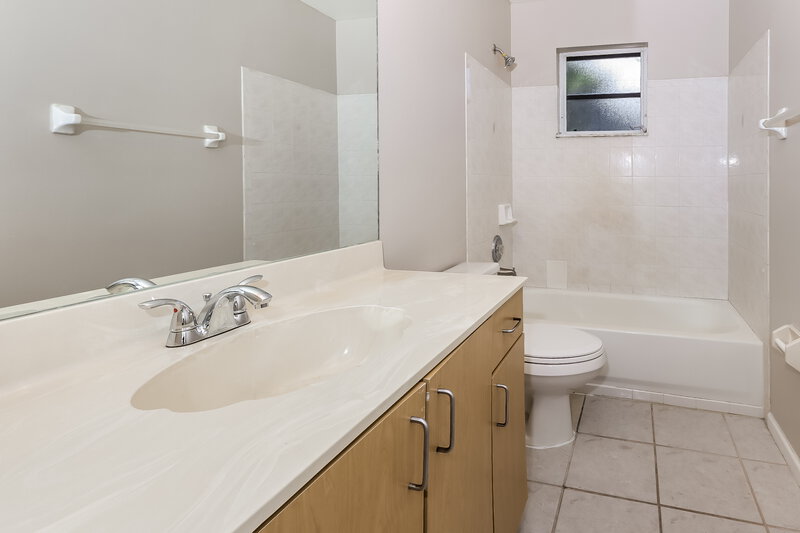 3,850/Mo, 1267 Olympic Cir Greenacres, FL 33413 Bathroom View