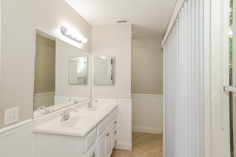 3,640/Mo, 11849 Woodtones Ln Boca Raton, FL 33428 Main Bathroom View 2
