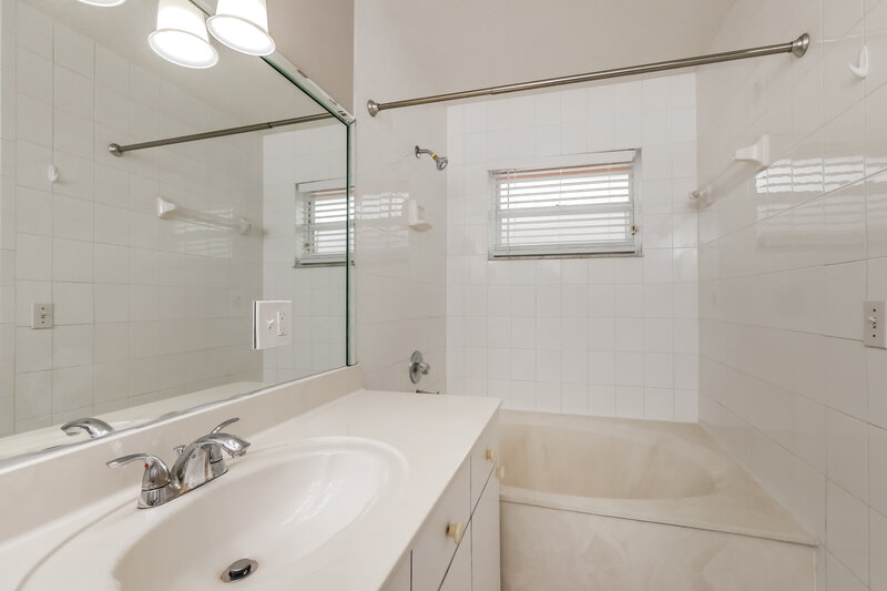 3,325/Mo, 14730 SW 176th St Miami, FL 33187 Main Bathroom View