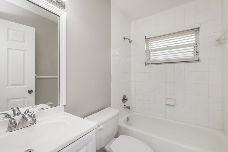 3,325/Mo, 14730 SW 176th St Miami, FL 33187 Bathroom View 2
