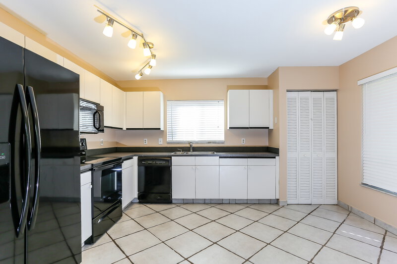 3,430/Mo, 6135 NW 77th Pl Parkland, FL 33067 Kitchen View 2