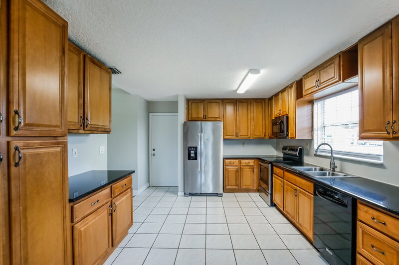 3,070/Mo, 15206 SW 170th Ter Miami, FL 33187 Kitchen View 2
