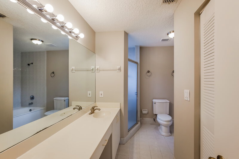 3,070/Mo, 15206 SW 170th Ter Miami, FL 33187 Main Bathroom View