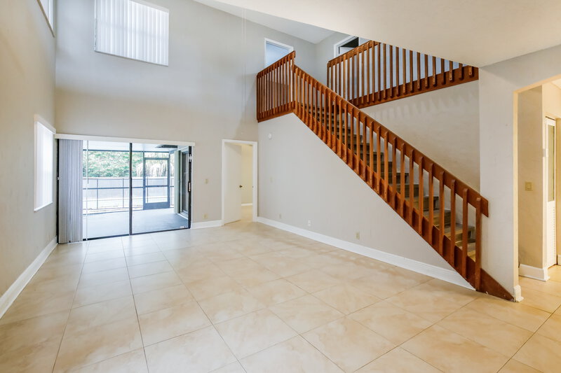 3,950/Mo, 578 Lakeside Cir Sunrise, FL 33326 Living Room View 2