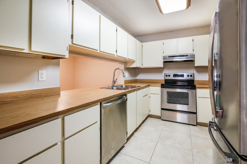 3,950/Mo, 578 Lakeside Cir Sunrise, FL 33326 Kitchen View 2