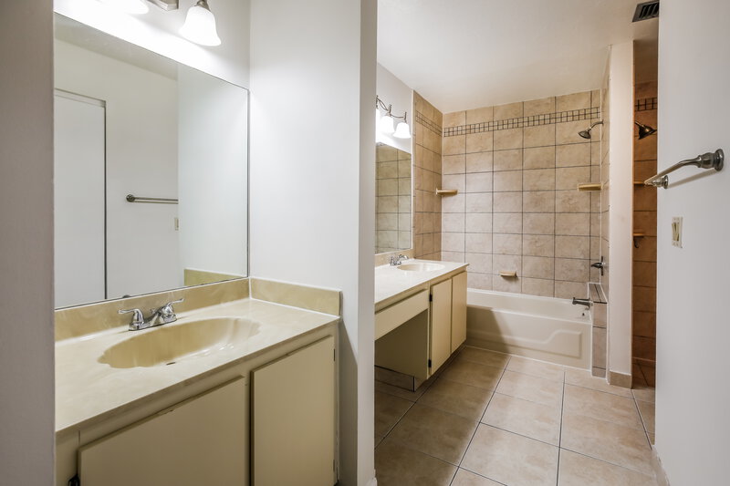 3,950/Mo, 578 Lakeside Cir Sunrise, FL 33326 Main Bathroom View