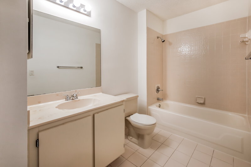 3,950/Mo, 578 Lakeside Cir Sunrise, FL 33326 Bathroom View