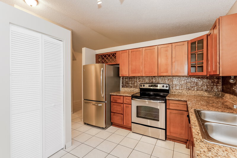 2,995/Mo, 18951 NW 22nd St Pembroke Pines, FL 33029 Kitchen View