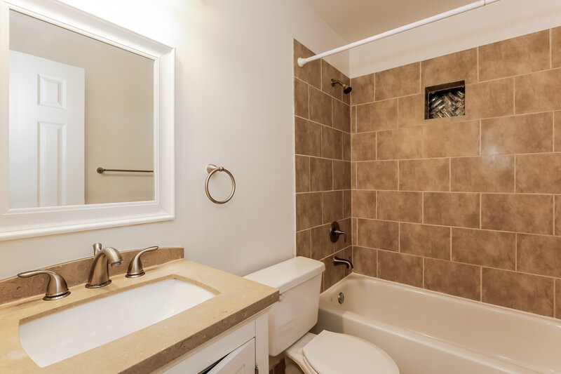2,995/Mo, 18951 NW 22nd St Pembroke Pines, FL 33029 Bathroom View