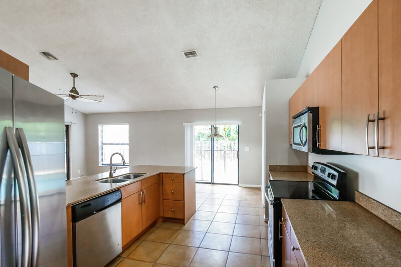 3,320/Mo, 10361 NW 18th Dr Plantation, FL 33322 Kitchen View 2